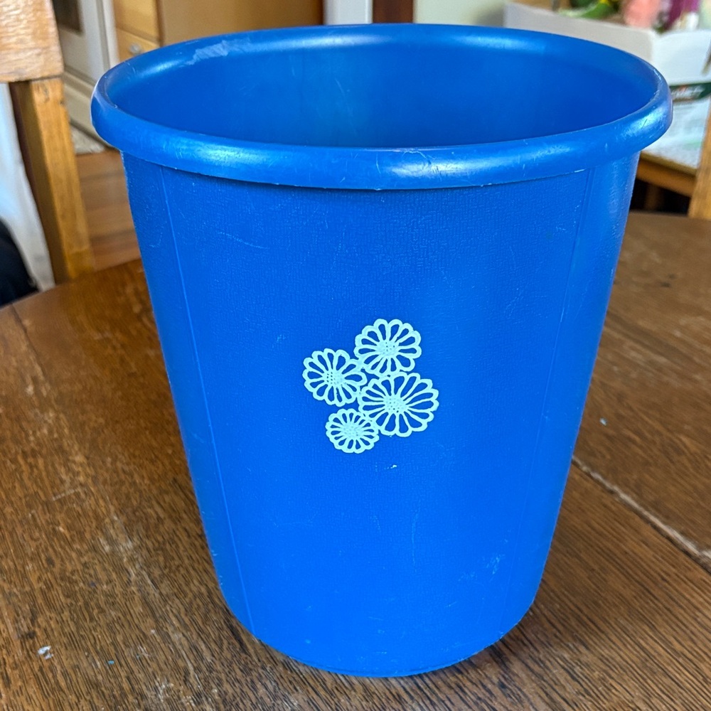 Vintage 70s Retro Rubbermaid 2940 Trash Can Wastebasket Blue Round Daisy